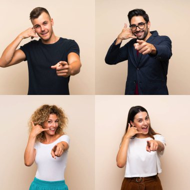 İzole edilmiş bir zemin üzerinde telefon hareketleri yapan ve ön tarafı işaret eden bir grup insan.