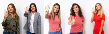 Beyaz arka planda mutlu ve parmakları olan dört genç kadın.