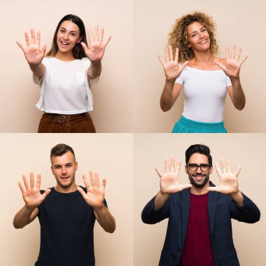 İzole edilmiş arka plandaki bir grup insan parmaklarıyla 10 kişi sayıyor.