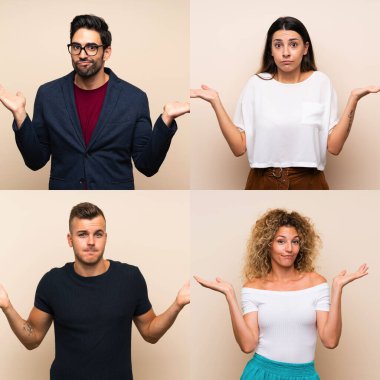 İzole edilmiş arka planda el kaldırırken şüphe duyan bir grup insan