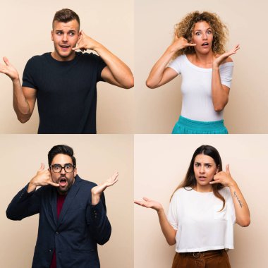 İzole edilmiş arka planda yaşayan bir grup insan telefon jesti yapıyor ve...