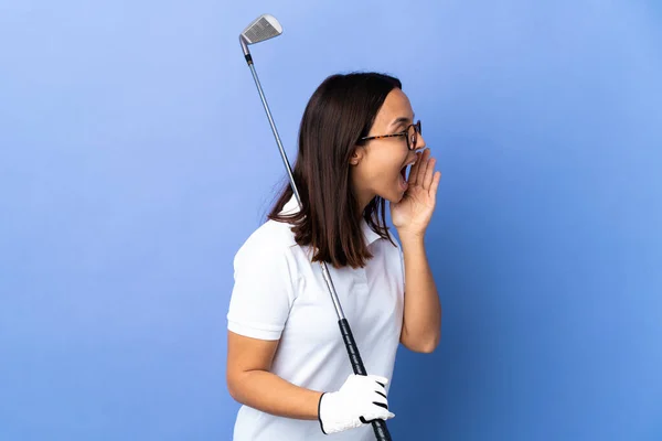 Mladý Golfista Žena Přes Izolované Barevné Pozadí Křičí Ústy Doširoka — Stock fotografie