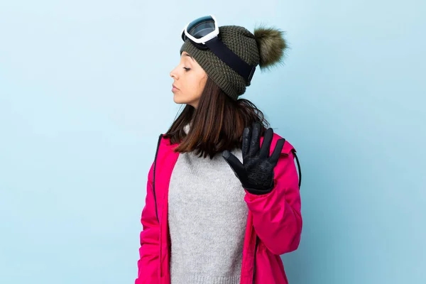 Chica Esquiadora Carrera Mixta Con Gafas Snowboard Sobre Fondo Azul —  Fotos de Stock