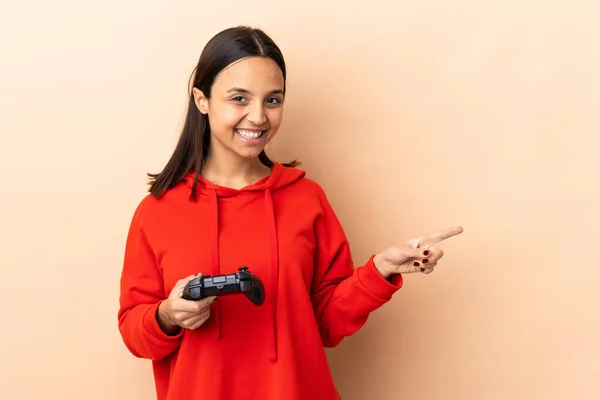 Jovem Morena Mulher Raça Mista Jogando Com Controlador Videogame Sobre — Fotografia de Stock