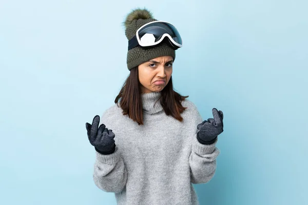Blandad Ras Skidåkare Flicka Med Snowboard Glasögon Över Isolerad Blå — Stockfoto