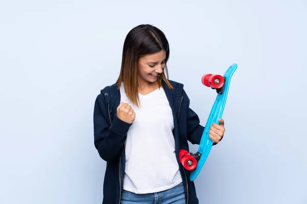 Jovem Mulher Sobre Isolado Fundo Azul Com Skate Fazendo Gesto — Fotografia de Stock