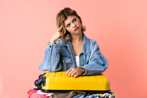 Adolescente Donna Con Insalata Isolata Sfondo Blu Facendo Gesto Follia — Foto Stock