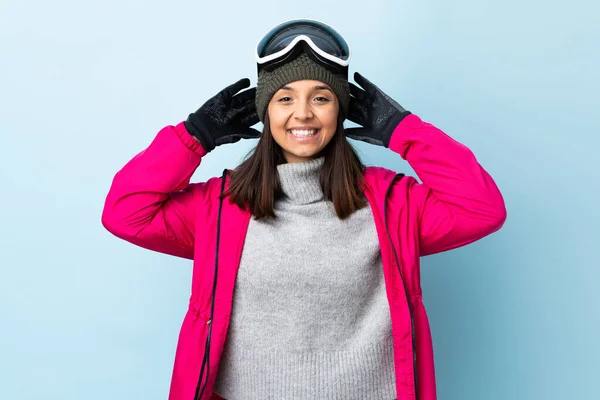 Mieszane Wyścigu Narciarz Dziewczyna Okularów Snowboardowych Odizolowanym Niebieskim Tle Śmiech — Zdjęcie stockowe