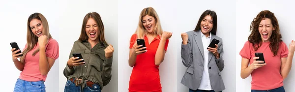 Set Van Jonge Vrouwen Witte Achtergrond Met Telefoon Overwinningspositie — Stockfoto