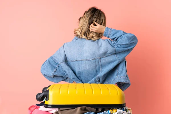 Adolescente Donna Con Insalata Isolata Sfondo Blu Posizione Posteriore Pensando — Foto Stock