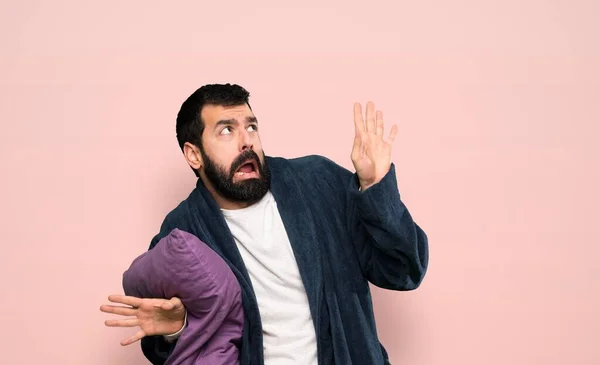 Homem Com Barba Pijama Nervoso Assustado Com Fundo Rosa Isolado — Fotografia de Stock