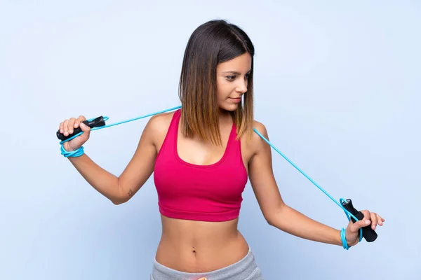 Mujer Deportiva Joven Sobre Fondo Azul Aislado Con Cuerda Salto —  Fotos de Stock