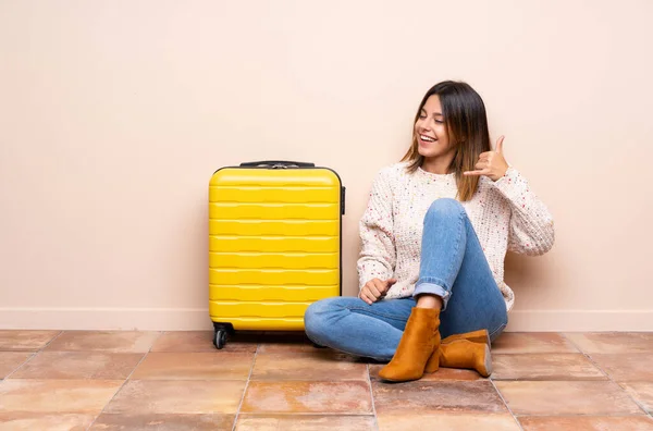 Reisende Frau Mit Koffer Sitzt Auf Dem Boden Und Macht — Stockfoto