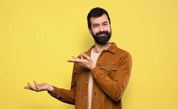 Bel Homme Avec Barbe Étendant Les Mains Sur Côté Pour — Photo