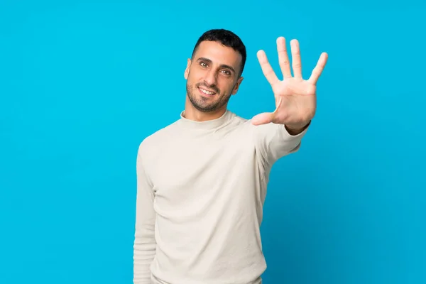 Ung Man Över Isolerad Blå Bakgrund Räkna Fem Med Fingrar — Stockfoto