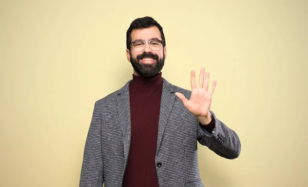 Hombre Guapo Con Gafas Contando Cinco Con Los Dedos — Foto de Stock