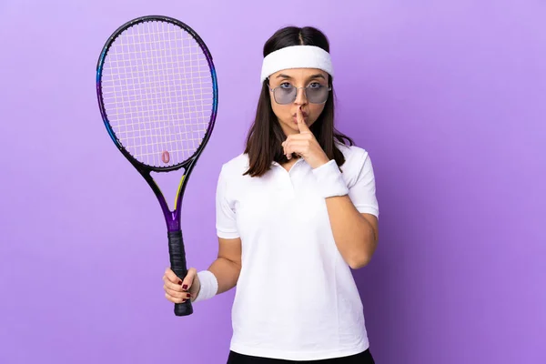 Tecrit Edilmiş Arka Planda Genç Bayan Tenisçi Parmağını Ağzına Koyan — Stok fotoğraf