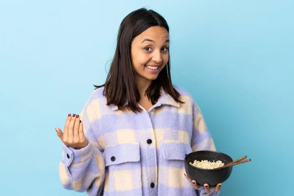 Junge Brünette Mischlingsfrau Vor Isoliertem Blauen Hintergrund Die Einlädt Mit — Stockfoto