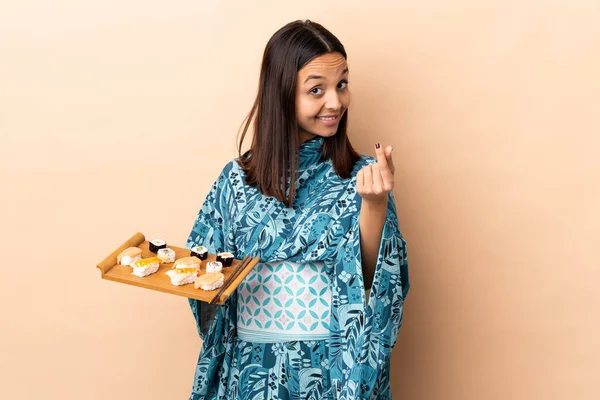 Frau Trägt Kimono Und Hält Sushi Über Isolierten Hintergrund Und — Stockfoto
