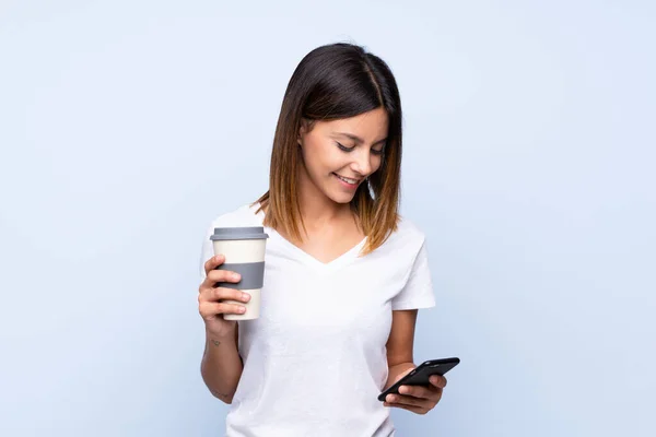 Jonge Vrouw Geïsoleerde Blauwe Achtergrond Houden Koffie Mee Nemen Een — Stockfoto