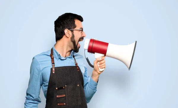 Man Met Schort Schreeuwend Door Een Megafoon Geïsoleerde Blauwe Achtergrond — Stockfoto