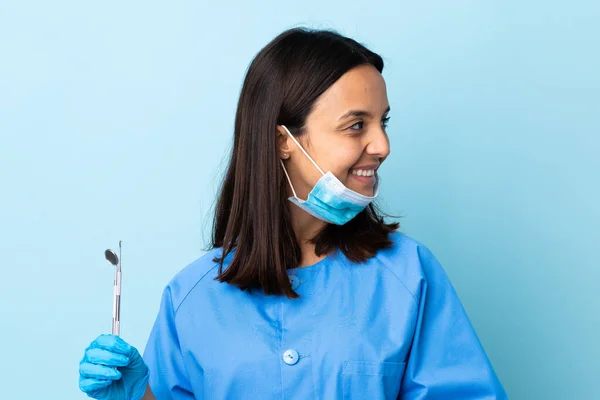 Jovem Morena Mista Dentista Mulher Segurando Ferramentas Sobre Fundo Isolado — Fotografia de Stock