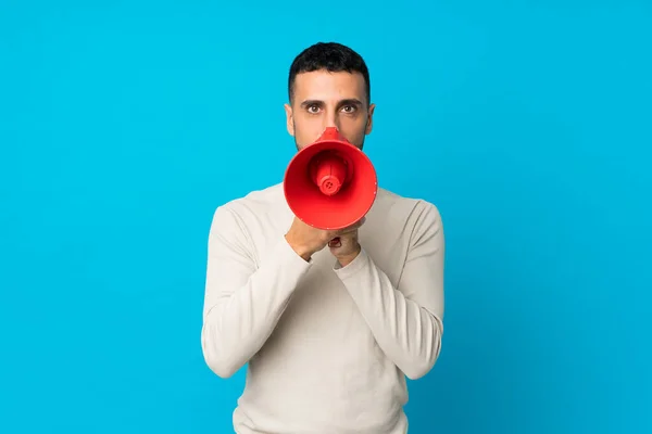 Jongeman Geïsoleerde Blauwe Achtergrond Schreeuwend Door Een Megafoon — Stockfoto