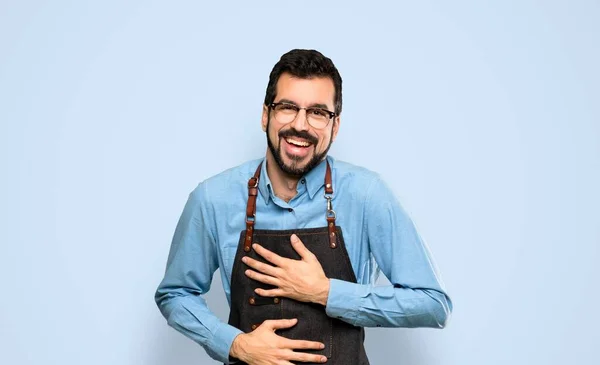 Uomo Con Grembiule Sorridente Molto Sopra Isolato Sfondo Blu — Foto Stock