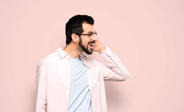 Hombre Guapo Con Barba Escuchando Algo Poniendo Mano Oreja Sobre —  Fotos de Stock