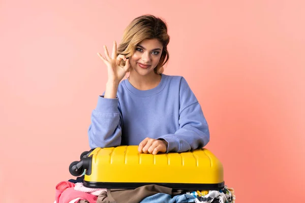 Adolescente Donna Con Insalata Isolata Sfondo Blu Mostrando Segno Con — Foto Stock