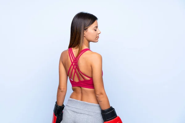 Mujer Deportiva Joven Sobre Fondo Azul Aislado Con Guantes Boxeo —  Fotos de Stock