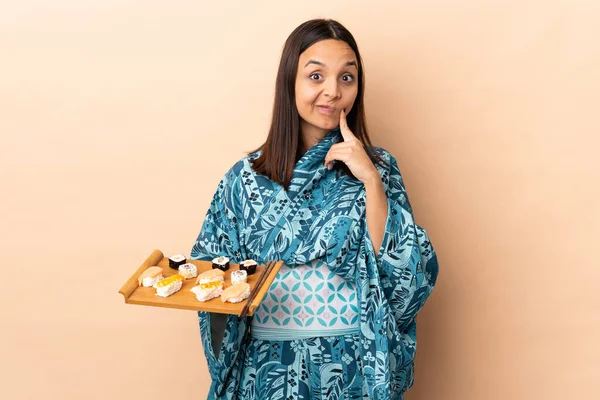 Frau Trägt Kimono Und Hält Sushi Über Isolierten Hintergrund Und — Stockfoto