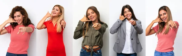 Conjunto Mulheres Jovens Sobre Fundo Branco Fazendo Gesto Telefone Apontando — Fotografia de Stock