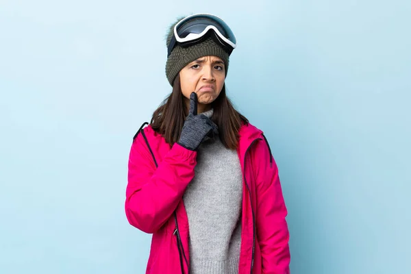 Snowboard Gözlüklü Karma Kayakçı Kız Izole Edilmiş Mavi Arka Planda — Stok fotoğraf