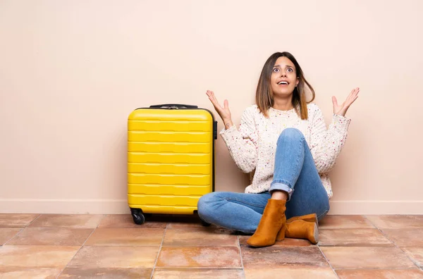 Mujer Viajera Con Maleta Sentada Suelo Con Expresión Facial Sorpresa — Foto de Stock