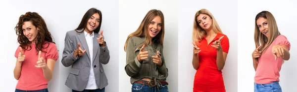 Conjunto Mujeres Jóvenes Sobre Fondo Blanco Apuntando Hacia Frente Sonriendo —  Fotos de Stock