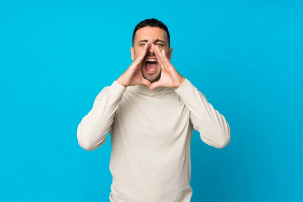 Jovem Sobre Fundo Azul Isolado Gritando Anunciando Algo — Fotografia de Stock