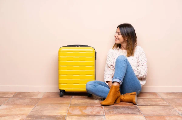 Reisende Mit Koffer Auf Dem Boden Sitzend Und Zur Seite — Stockfoto