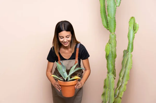 Jovem Jardineiro Mulher Com Plantas — Fotografia de Stock