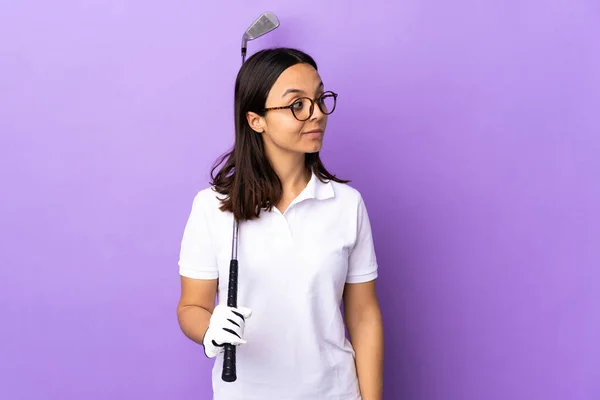 Young Golfer Woman Isolated Colorful Background Making Doubts Gesture Looking — Stock Photo, Image