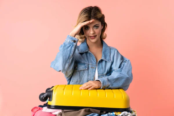 Adolescente Donna Con Insalata Isolata Sfondo Blu Che Saluta Con — Foto Stock