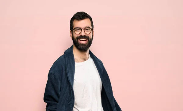 Hombre Con Barba Pijama Con Gafas Sonriendo Sobre Fondo Rosa — Foto de Stock