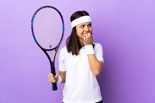 Tecrit Edilmiş Arka Planda Genç Bayan Tenisçi Gergin Korkmuş — Stok fotoğraf