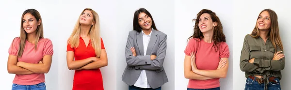 Eine Gruppe Junger Frauen Vor Weißem Hintergrund Blickt Lächelnd Nach — Stockfoto