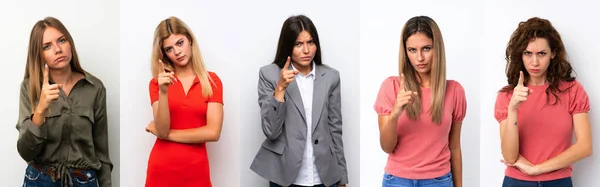 Conjunto Mulheres Jovens Sobre Fundo Branco Frustrado Apontando Para Frente — Fotografia de Stock