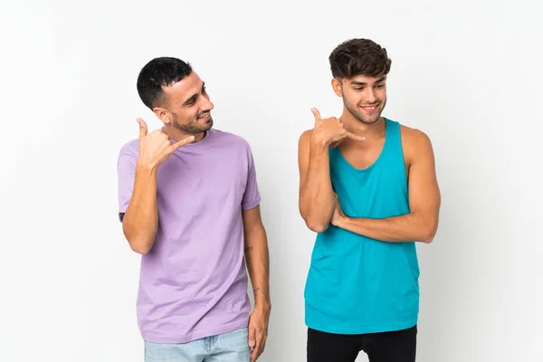 Zwei Männer Mit Isoliertem Hintergrund Machen Telefonische Gesten Rufen Sie — Stockfoto