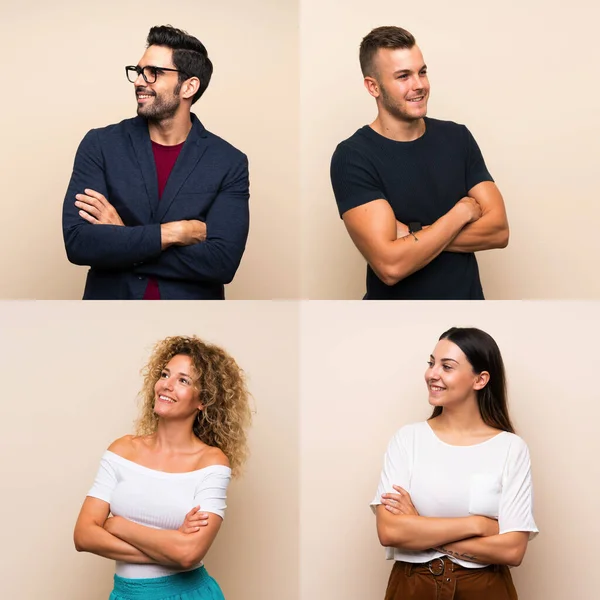 İzole edilmiş arka planda mutlu ve gülümseyen insanlar.