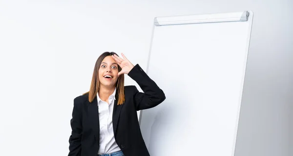 Mujer Joven Dando Una Presentación Pizarra Blanca Con Sorpresa Expresión — Foto de Stock