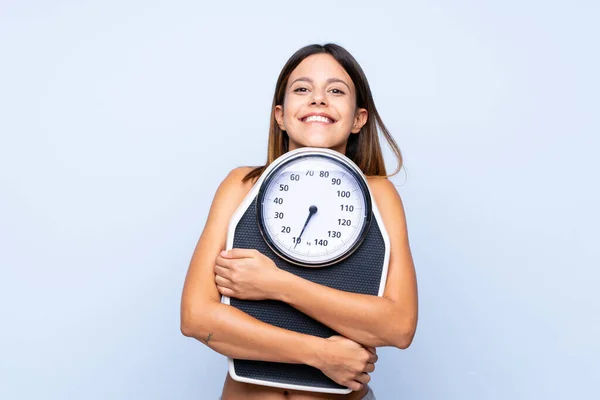 Chica Con Máquina Pesaje Sobre Fondo Azul Aislado Con Máquina — Foto de Stock