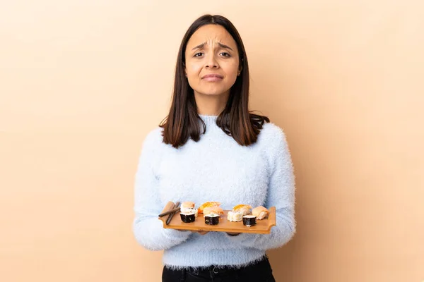 Junge Brünette Frau Mit Gemischter Rasse Hält Sushi Über Isoliertem — Stockfoto